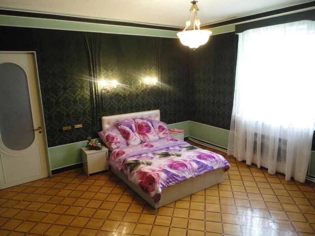 埃里温Royal Boutique Hotel on Kievyan的一间带床的卧室,位于带窗户的房间内