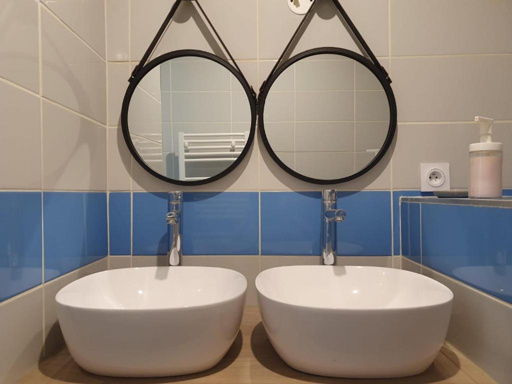 波尔多Le triangle d or的浴室设有2个水槽和2面镜子