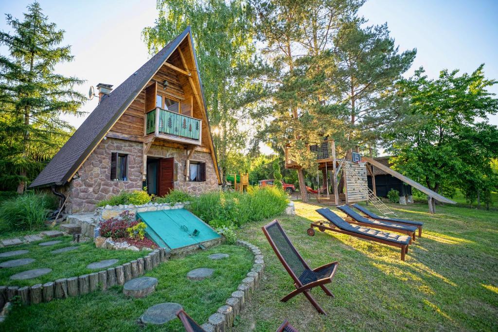 LežimirRustic cottage JARILO, an oasis of peace in nature的小木屋,带游泳池和房屋