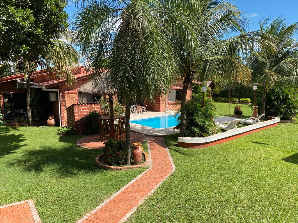 圣克鲁斯卡萨腾博拉达度假屋的庭院中带游泳池的房子