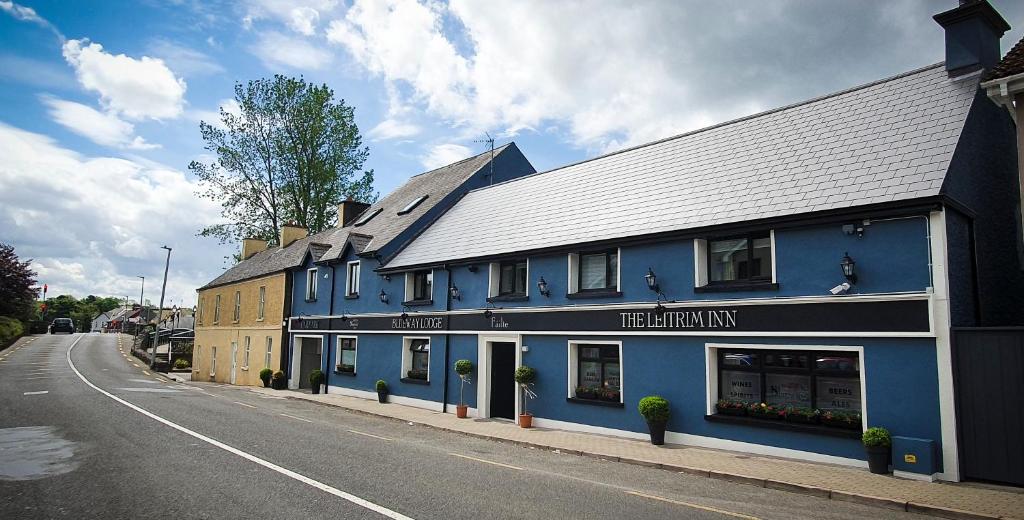 利特里姆The Leitrim Inn and Blueway Lodge的街道边的蓝色建筑