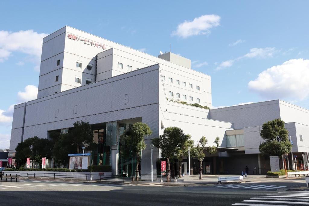 福冈福冈最近酒店的一条城市街道上的白色大建筑