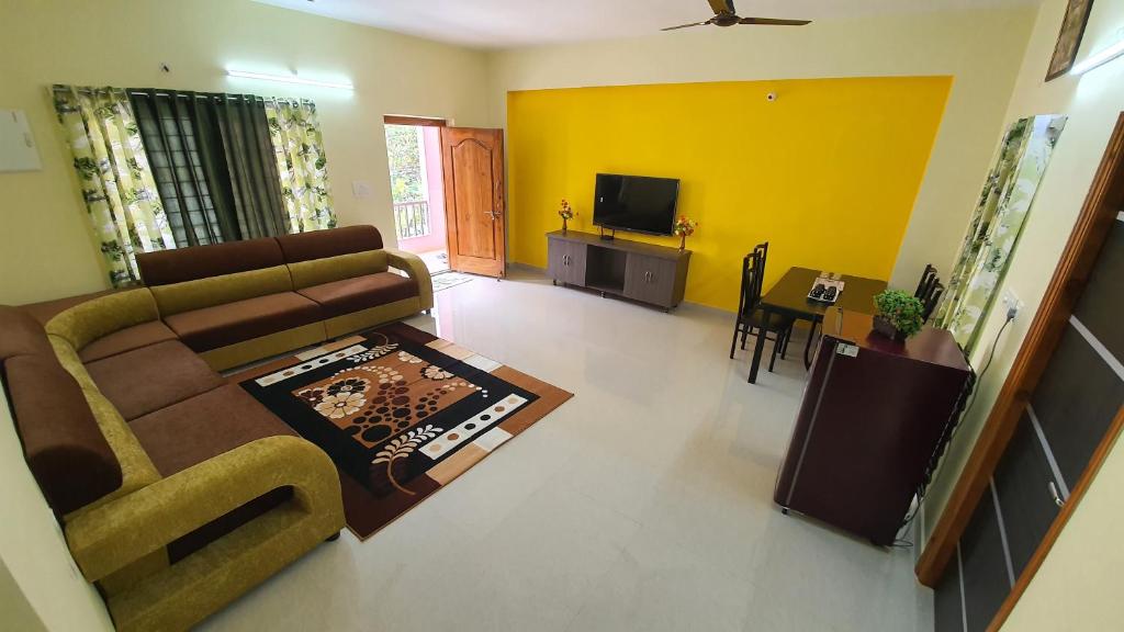 蒂鲁帕蒂Tirupati Homestay - 2BHK AC Family Apartments near Alipiri and Kapilatheertham - Walk to A2B Veg Restaurant - Super fast WiFi - Android TV - 250 Jio Channels - Easy access to Tirumala的带沙发和电视的客厅