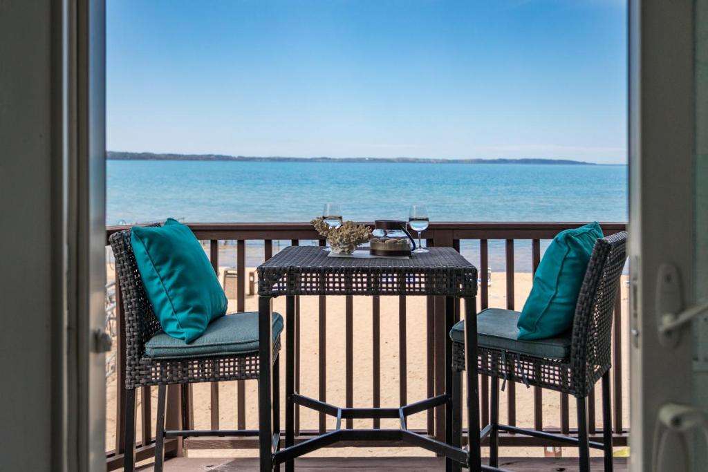 特拉弗斯城New Listing Beach Bliss 211! Stunning bay view的阳台配有桌椅