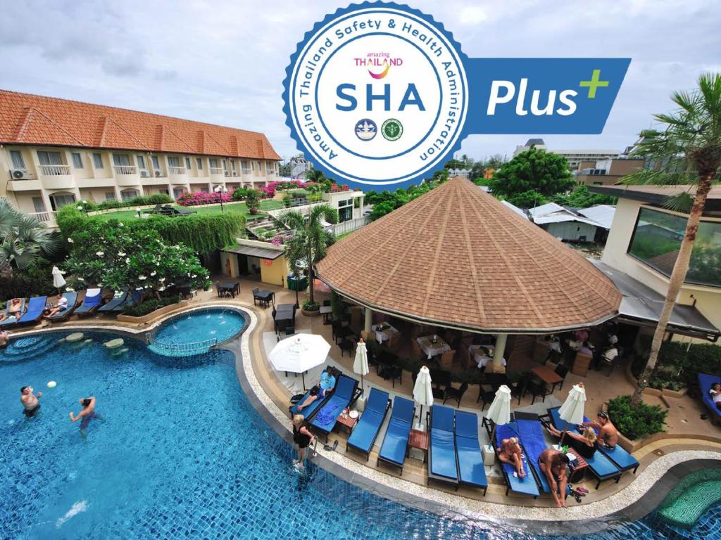芭东海滩Palmyra Patong Resort Phuket - SHA Extra Plus的沙浆度假村的游泳池