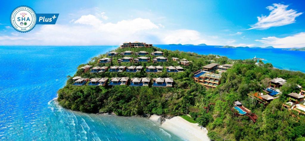 攀瓦海滩Sri Panwa Phuket Luxury Pool Villa Hotel - SHA Plus的海洋上的岛屿,上面有一个度假胜地