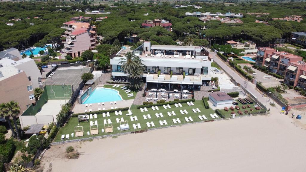 加瓦Playa Grande by Tropical - Adults Only的享有度假村的空中景致,设有游泳池和海滩