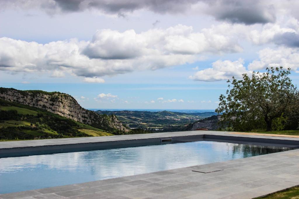 Casola ValsenioRelais Mevigo - Casa Padronale的山景游泳池