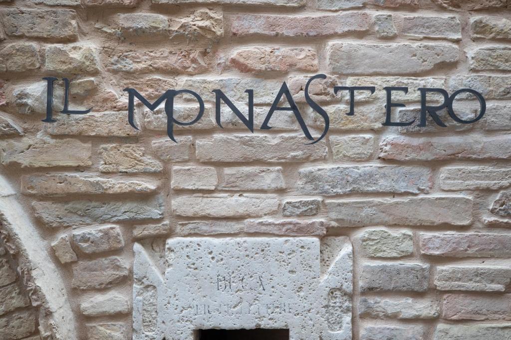 蒙泰普兰多内IL MONASTERO的砖墙边的标志