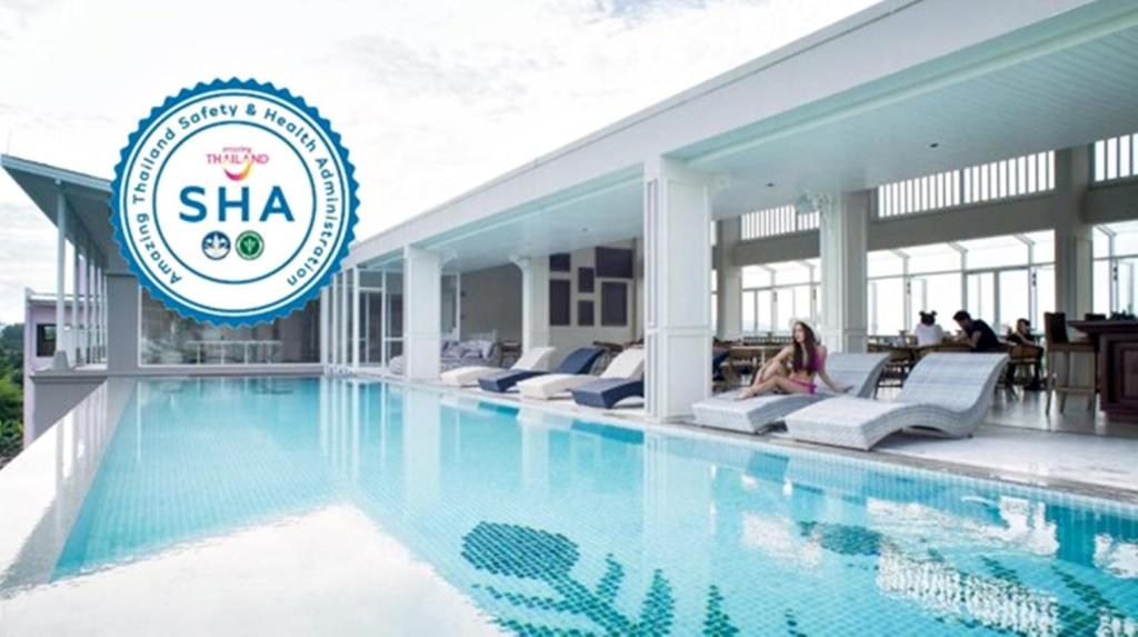 奈扬海滩Panphuree Residence - SHA Extra Plus的一座带有沙子标志的酒店游泳池