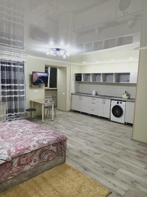 乌斯季卡缅诺戈尔斯克ApartNew in City Centr的配有床和厨房的大客房