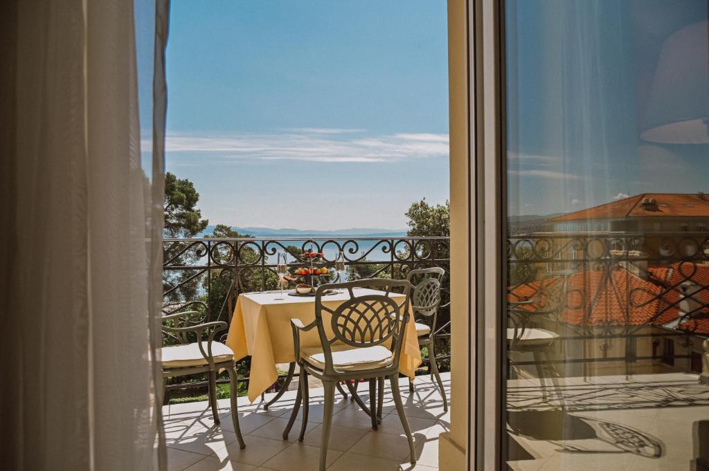 奥帕提亚阿玛德利亚公园阿加瓦酒店的美景阳台配有桌椅