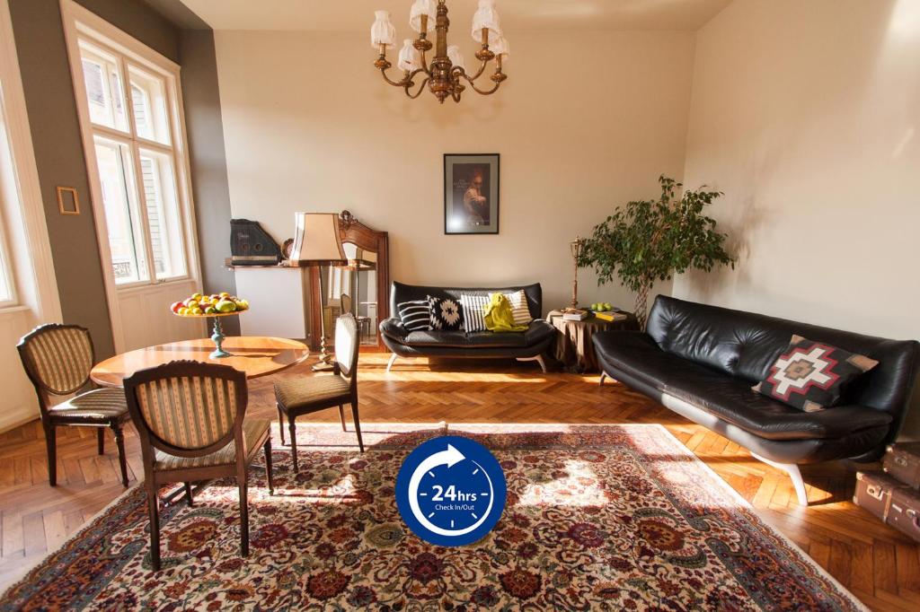 克卢日-纳波卡Camino Home的客厅配有沙发和桌子
