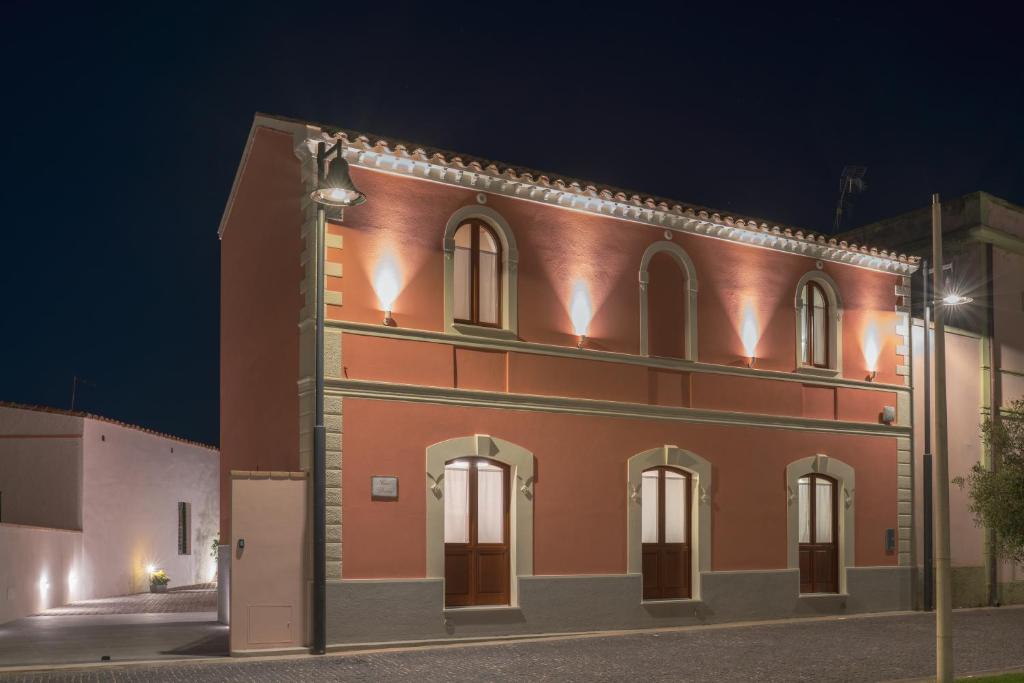 圣彼得罗镇Casa Fadda的一座晚上有灯的老建筑