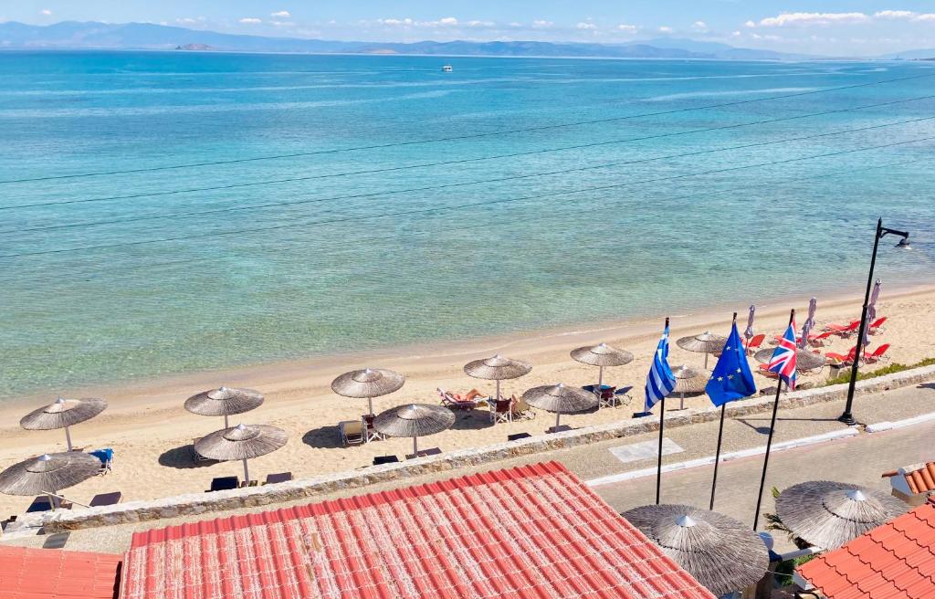 迈加洛丘里Hotel Beach Amaryllis的海滩上设有遮阳伞和椅子,还有大海