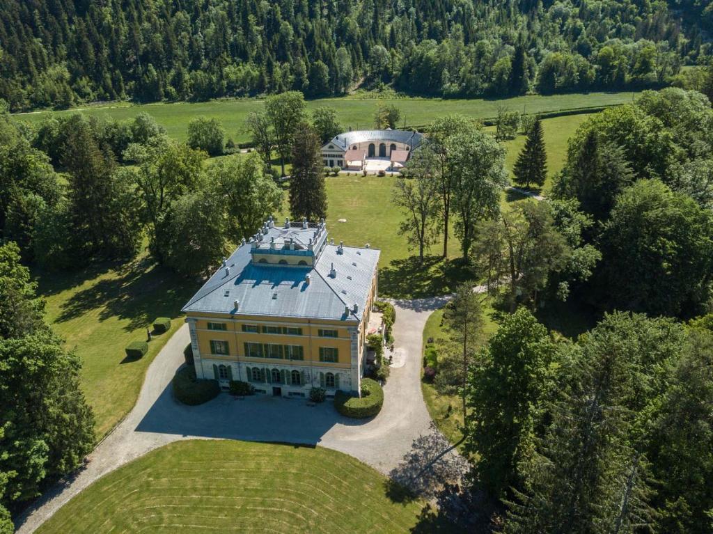 SyamLa Villa Palladienne - Château de Syam的田野上大房子的空中景观