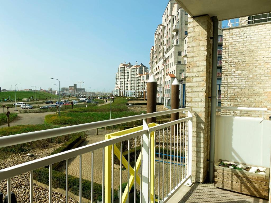 布雷斯肯斯Hello Zeeland - Appartement Port Scaldis 19-012的阳台享有街道和建筑的景致。