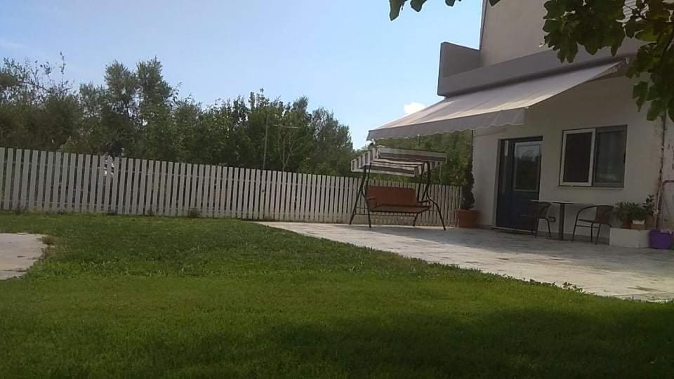 卡拉马塔apartment in a country house#的院子中带围栏和长凳的房子