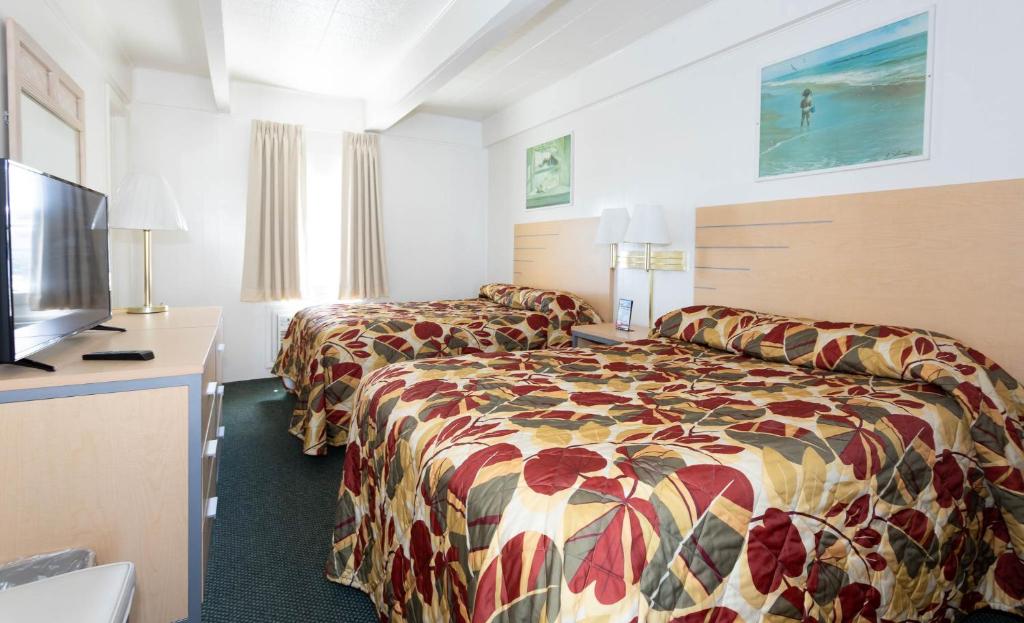 Fish Tales Boardwalk Inn &amp; Ocean Mecca Motel客房内的一张或多张床位