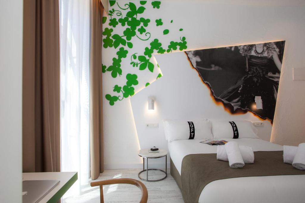 瓦伦西亚Casual Socarrat Valencia - Adults Only的一间卧室配有一张白色的床和绿色的墙壁