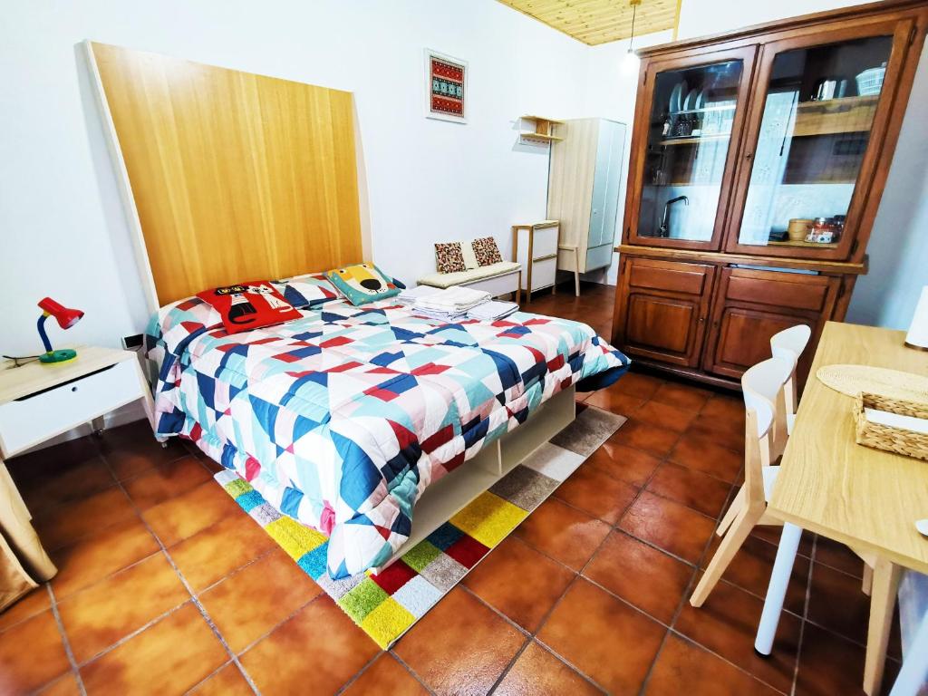 蒙泰克雷托GranChalet sul Cimone I love Montecreto 103的卧室配有一张床和一张桌子及椅子