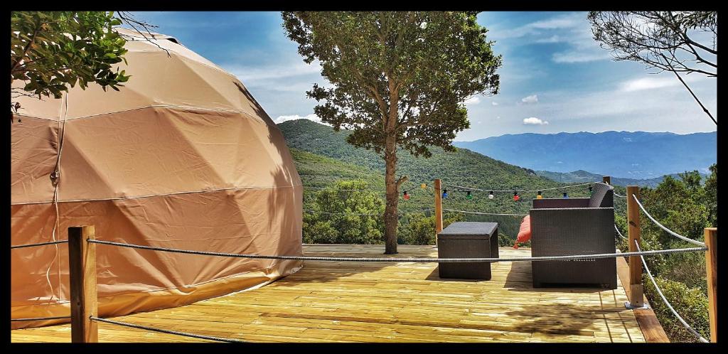 AlbitrecciaSottu E Stelle的山景甲板上的帐篷