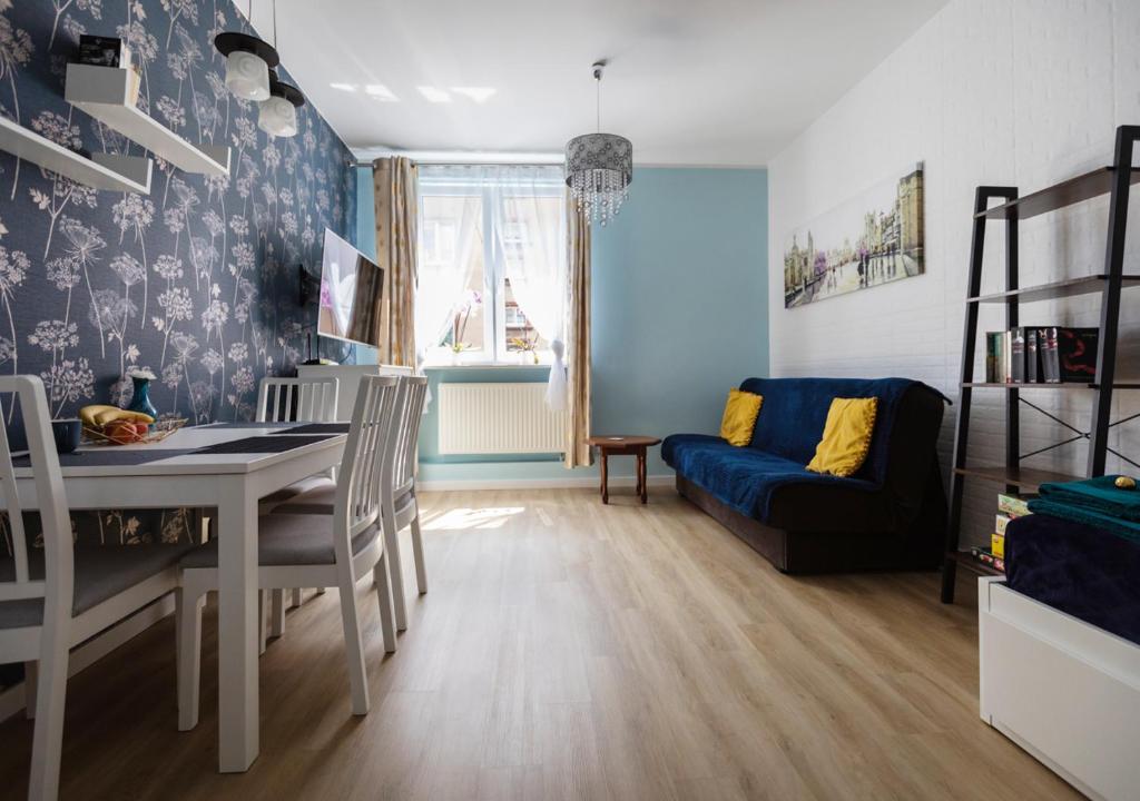 比托姆Błękitny Apartament的客厅配有桌子和沙发