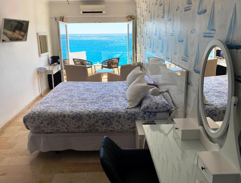 托雷加迪亚罗Hotel Boutique Milla de Plata的一间卧室设有一张床,享有海景