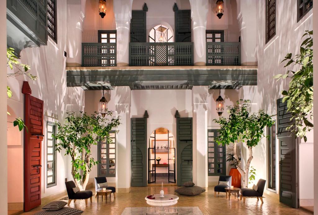 马拉喀什里亚德安塔拉旅馆的大厅,带桌椅的建筑