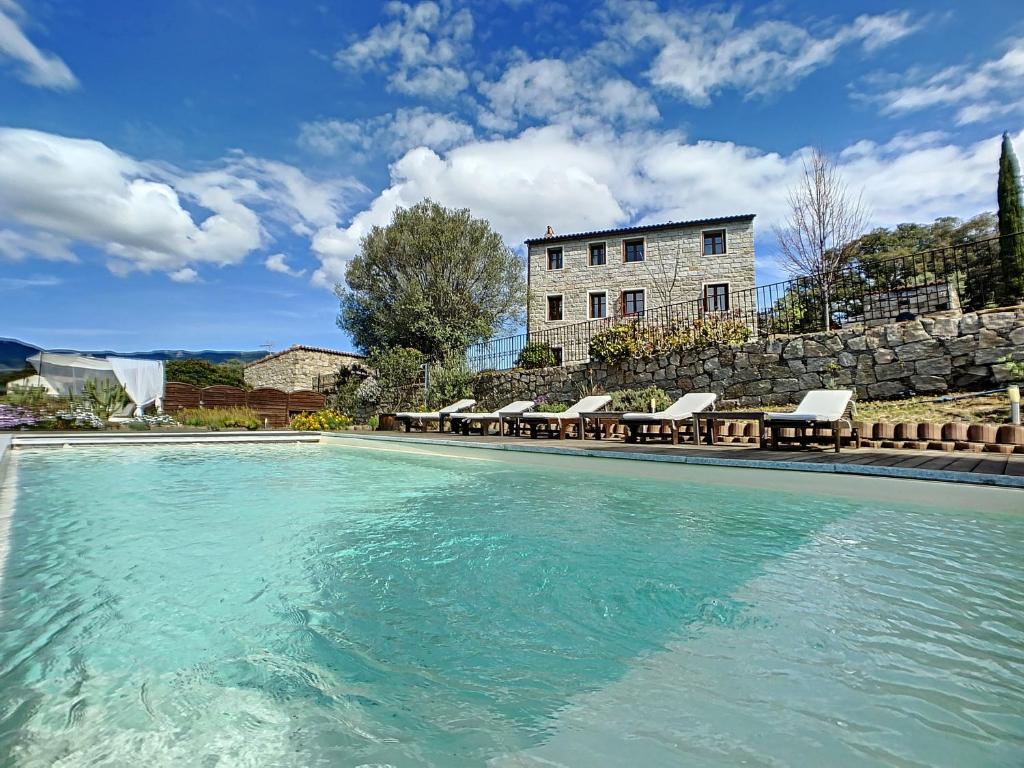 SollacaroDomaine de Tappa - Casa Filicina的一个带椅子的游泳池和一个背景建筑