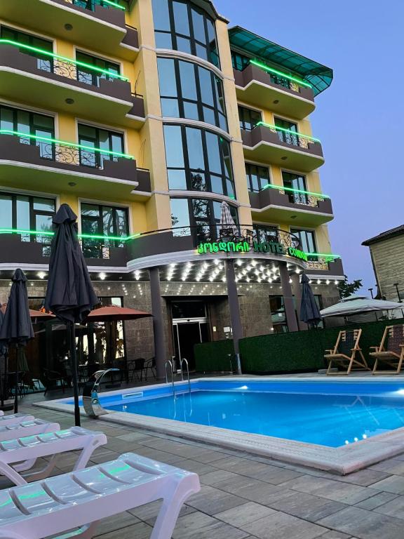 科布列季Hotel Condori的大楼前设有游泳池的酒店