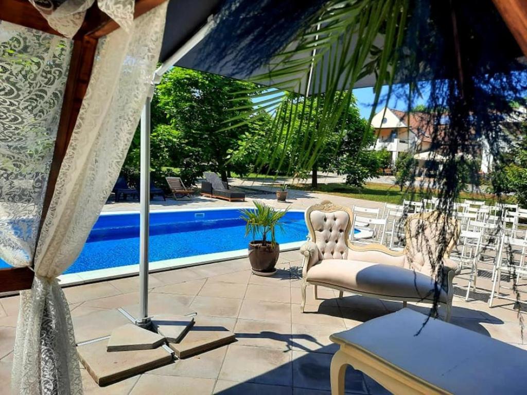 尼赖吉哈佐卡巴鲁斯洛瓦斯马约尔住宿加早餐旅馆的一个带秋千和游泳池的庭院