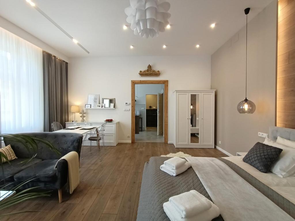克拉科夫MyFive Apartments Kraków的客厅配有大床和沙发