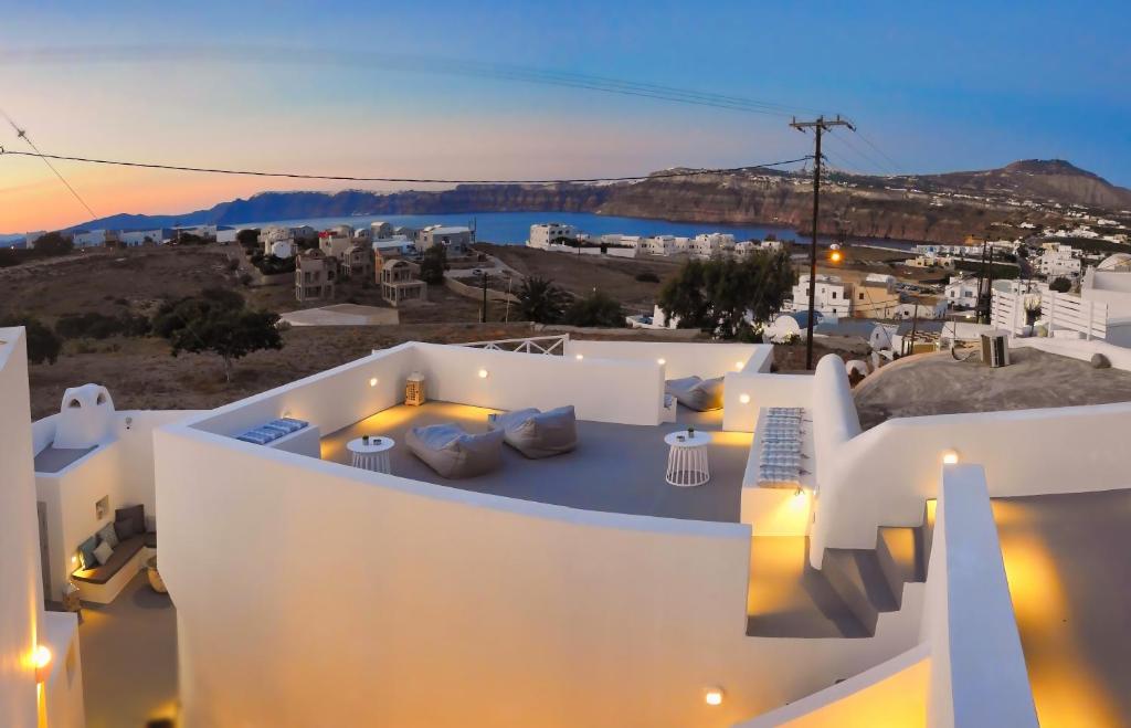 阿克罗蒂里Golden Stone Santorini Suites的夜晚从建筑的顶部欣赏美景
