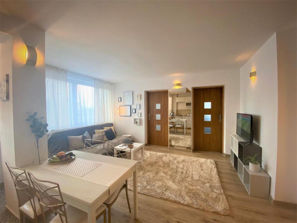 华沙Vicky - New Apartment Centrum Srodmiescie的客厅配有桌子和沙发