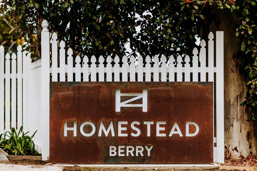 贝利The Homestead的白色的栅栏,上面有读家园浆果的标志