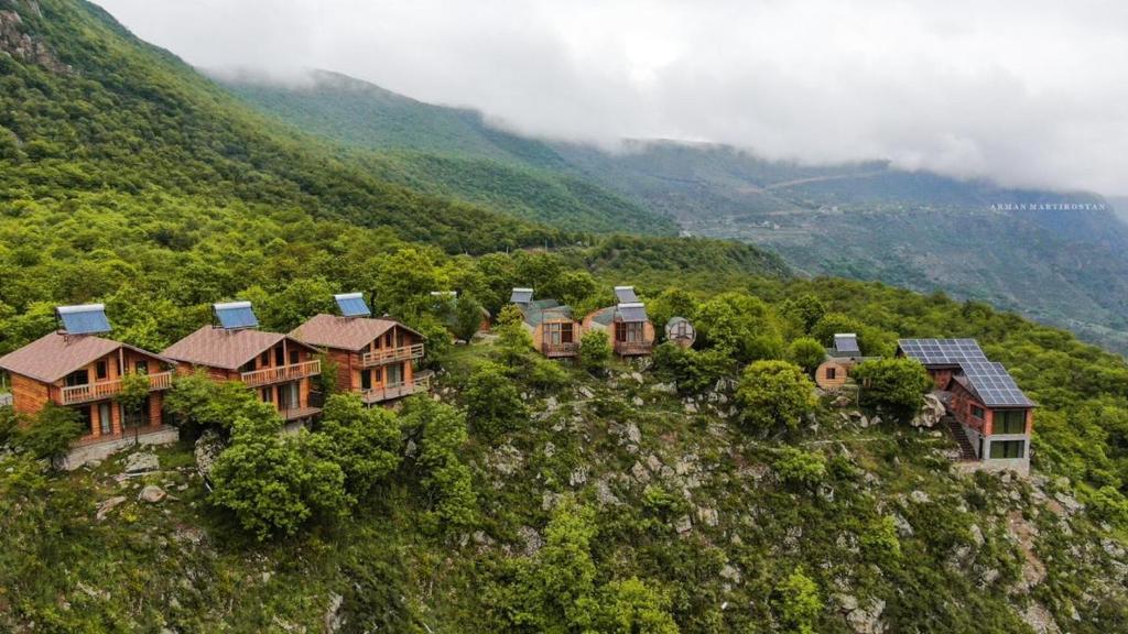 HalidzorHarsnadzor Eco Resort的山边的一群房子