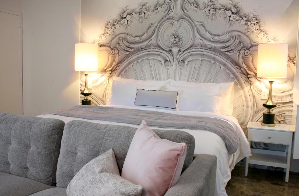 珀斯纽黑文公园住宿加早餐旅馆的卧室配有一张白色的大床和一张沙发。