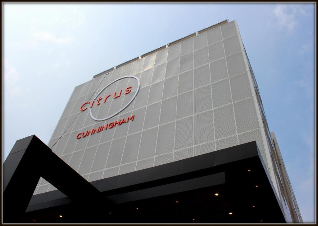 班加罗尔Citrus Hotel Cunningham的建筑的侧面有标志