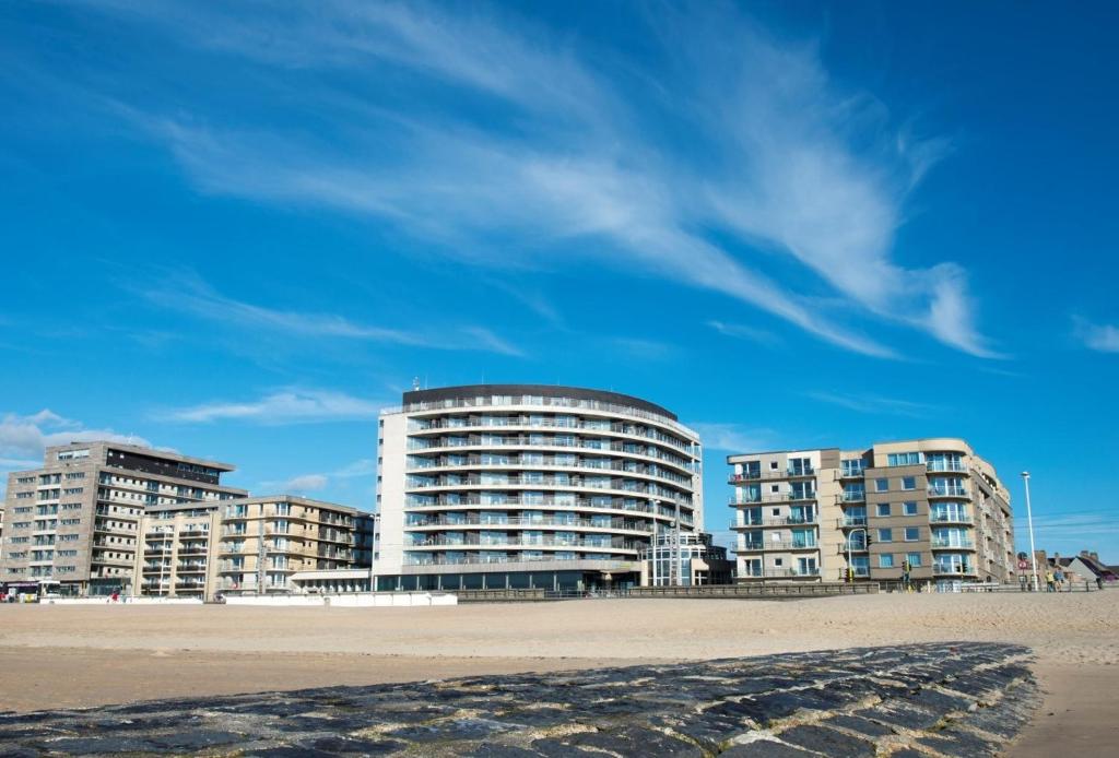 奥斯坦德Vayamundo Oostende - Apartments的沙滩上一群建筑物