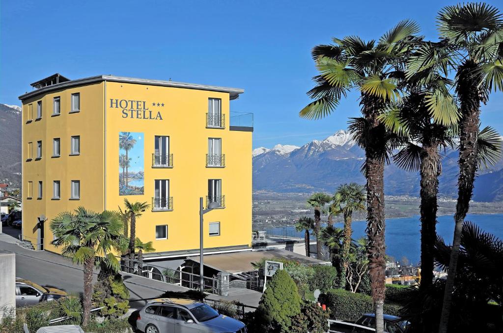 洛迦诺Hotel Stella SA的黄色建筑,上面写着酒店风琴