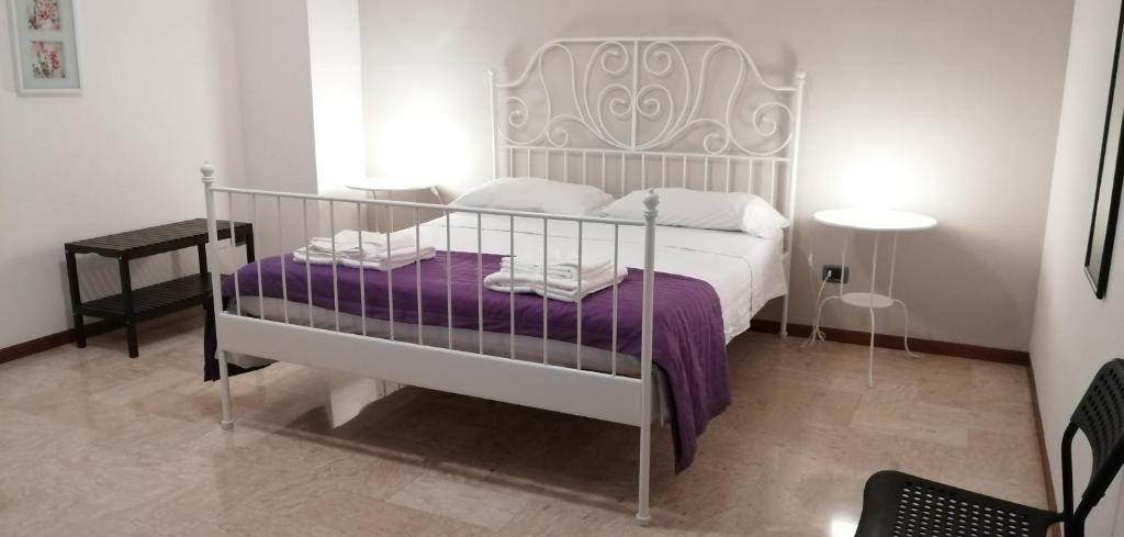 马蒂诺Sant'Ermete的卧室配有白色床和紫色毯子