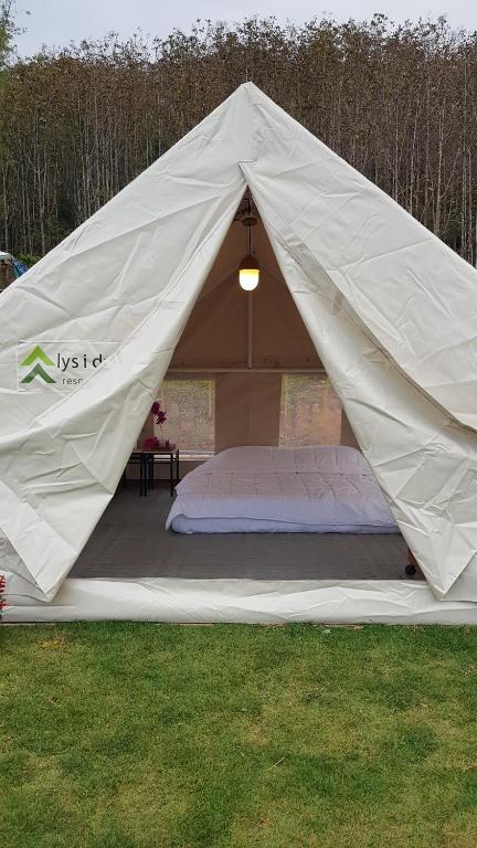 考科Lys I dalen resort&camping的草顶帐篷