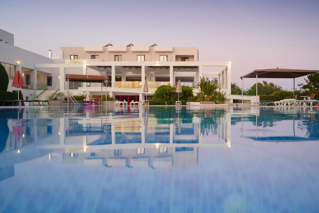 卡尔扎迈纳晴朗景酒店的大楼前的大型游泳池