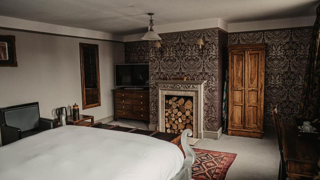 潘本大象酒店的一间卧室设有一张大床和一个壁炉