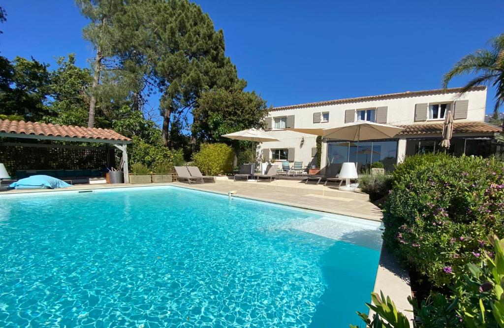 卡伦扎纳Villa Limone, maison d'hôtes的一座房子后院的游泳池