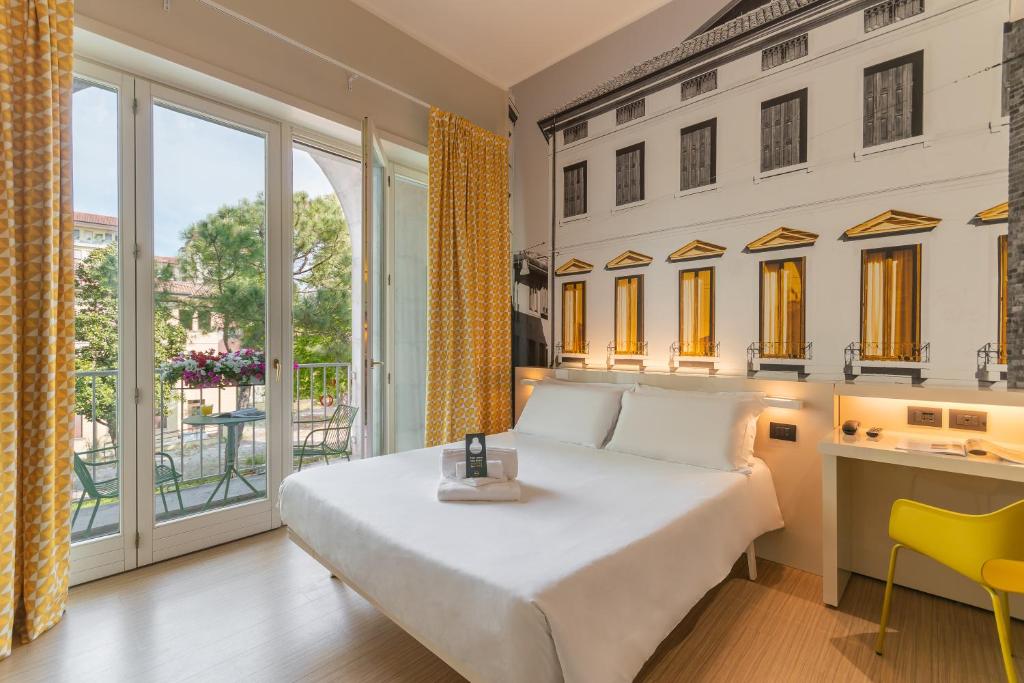 特雷维索特雷维索住宿加早餐旅馆的一间卧室设有一张大床和一个大窗户