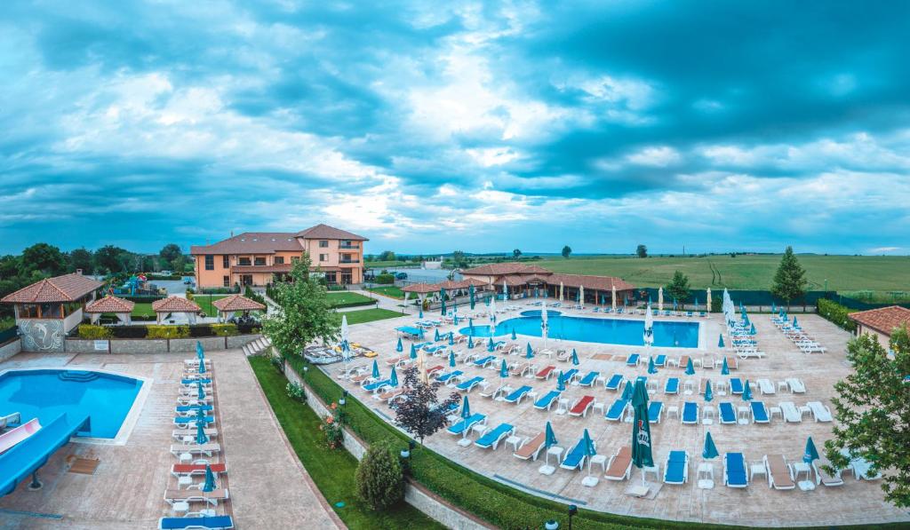 季米特洛夫格勒SPA Kompleks Raiski Kat的享有度假村游泳池的空中景致