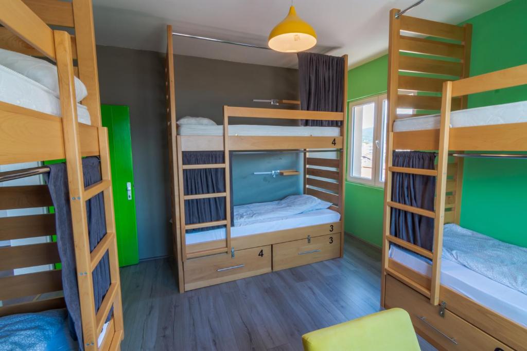 奥赫里德Old Town Hostel Ohrid的带四张双层床和镜子的客房