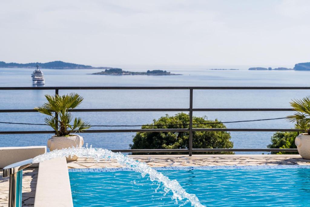 米利尼Apartments Villa Made 4U的享有水景的游泳池